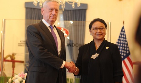 Menteri Luar Negri Retno Marsudi (Kanan) bersalaman bersama Mentri Pertahanan Amerika Serikat Y.M James Mattis(kiri) saat kunjungan menteri Amerika Serikat di Gedung Pancasila, Kementrian Luar Negeri Republika Indonesia Jakarta, Senin (22/1)