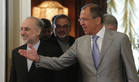 Menteri Luar Negri Rusia, Sergei Lavrov (kanan berjas abu-abu) bersama Menteri Luar Negeri Iran, Ali Akbar Salehi