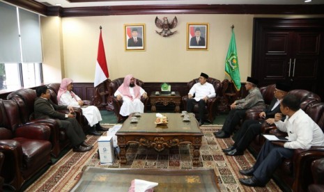 Menteri Lukman Hakim Saifuddin menerima kunjungan delegasi Universitas Islam Madinah (UIM), Arab Saudi di kantor Kementerian Agama, Jakarta. Kunjungan delegasi UIM dalam rangka menjalin kerja sama di bidang pendidikan tinggi. (Foto: Kemenag.go.id)