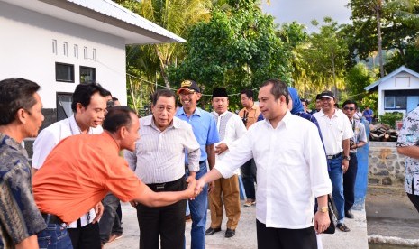 Menteri Marwan menyalami warga dalam kunjungan kerjanya ke daerah.