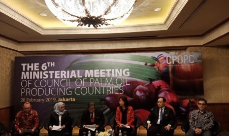 Menteri-menteri dari tiga negara Dewan Negara Penghasil Sawit atau Council of Palm Oil Producing Countries (CPOPC) saat memberikan keterangan pers terkait strategi menghadapi Uni Eropa terkait Renewable Energy Directive (RED) II, di Jakarta, Kamis (28/2). 