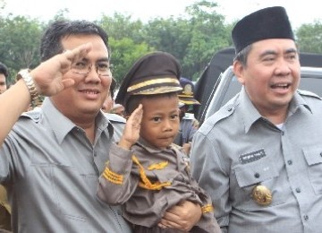 Menteri Negara Pembangunan Daerah Tertinggal (PDT) Helmy Faishal Zaini (kiri).