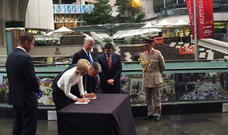   Menteri NSW Mike Baird, Menlu Australia Julie Bishop, Menlu Inggris Phillip Hammond, Menhan Inggris Michael Fallon, dan Menhan Australia Kevin Andrews di Martin Place.