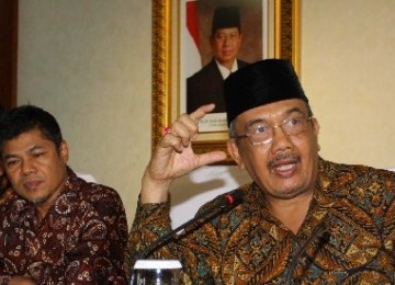 Menteri PAN dan RB Azwar Abubakar (kanan)