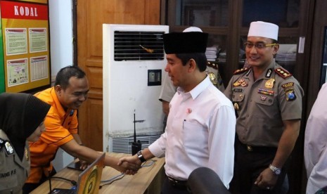 Menteri PANRB Yuddy Chrisnandi didampingi Kapolres Jember AKBP Sabilul Alif saat menyaksikan peragaan WAR Center Polres Jember, Jumat (24/6) petang