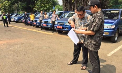 Menteri PANRB, Yuddy Chrisnandi didampingi Sesmen PANRB Dwi Wahyu Atmadji melakukan inspeksi kendaraan dinas dilingkungan instansi pemerintahan, Sabtu (2/6).