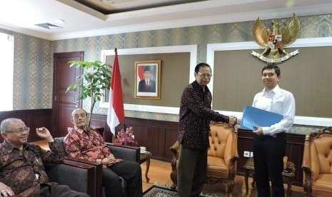 Menteri PANRB Yuddy Chrisnandi menerima dokumen pendukung permasalahan Universitas Trisakti dari Ketua Senat Usakti HA Prayitno pada saat audiensi di Kemenpanrb disaksikan oleh para Wakil Rektor dan Dekan Universitas Trisakti di Jakarta, Rabu (13/7).  