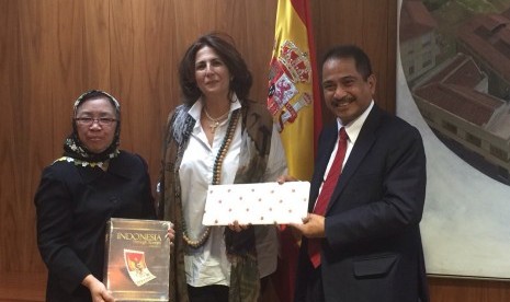 Menteri Pariwisata Arief Yahya berfoto bersama Menteri Pariwisata Spanyol Isabel Maria Borrego Cortes (tengah).