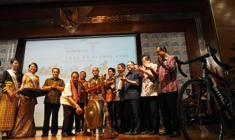 Menteri Pariwisata Arief Yahya bersama dengan Wakil Gubernur NTT meresmikan event Tour de Flores 2016, Kamis (28/1)