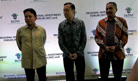 Menteri Pariwisata Arief Yahya (kanan batik merah) , Kepala BKPM Thomas Trikasih Lrmbong (tengah batik hijau) dan Deputi Gubernur Senior Bank Indonesia Mirza Adityaswara(kiri batik kuning). 