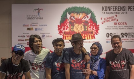   Menteri Pariwisata Arief Yahya (kanan) bersama anggota band Slank (dari kiri) Kaka, Bimbim, Ivanka, Ridho, dan Manajer Slank Bunda Iffet berpose saat konferensi pers konser Slank Reog and Roll di Gedung Sapta Pesona Kementerian Pariwisata, Jakarta, Senin