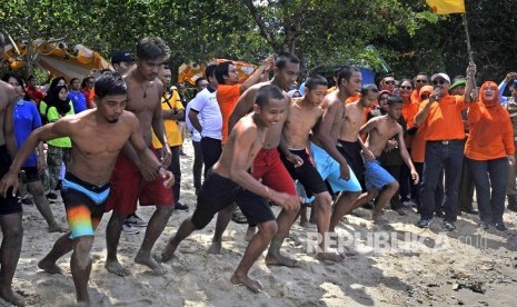 Menteri Pariwisata Arief Yahya (kedua kanan) bersama Bupati Pandeglang Irna Narulita (kanan) melepas Lomba Renang Pantai Selat Sunda Bangkit di Pantai Carita, Pandeglang, Banten, Selasa (12/2/2019).