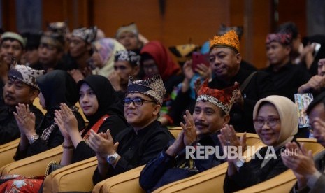 Menteri Pariwisata Arief Yahya (kedua kanan), didampingi Bupati banyuwangi Abdullah Azwar Anas (tengah) saat peluncuran Banyuwangi Festival 2017 di Balairung Soesilo Soedarman, Gedung Sapta Pesona, Kemenpar, Jakarta, Jumat (3/2).