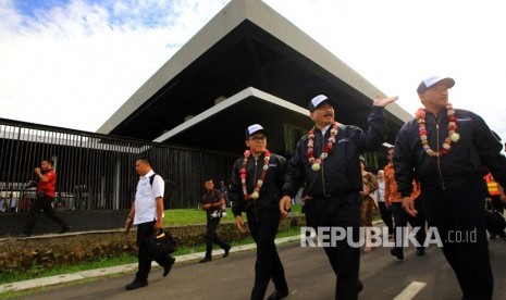 Menteri Pariwisata Arief Yahya (kedua kanan) ditemani Bupati Banyuwangi Abdulah Azwar Anas (ketiga kanan) meninjau Bandar Udara Banyuwangi, Jawa Timur, Kamis (15/2). 