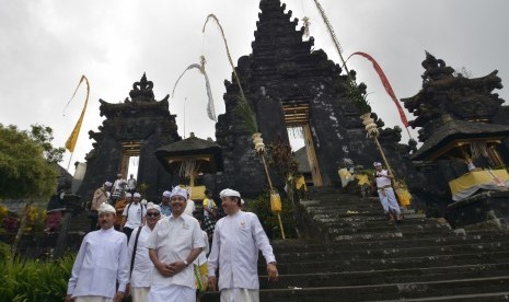 Tourism Minister Arief Yahya (second left) speaks with the Chairman of Bali Hotels and Restaurants Association (PHRI) Bali, Tjokorda Oka Artha Ardana Sukawati (right) while visiting Pura Besakih during Gunung Agung activity on alert level at Pura Besakih, Karangasem, Bali, Thursday.