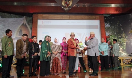 Menteri Pariwisata Arief Yahya (kiri) bersama Gubernur Gorontalo Ruslie Habibie (kanan) saat peluncuran Calender of Event Gorontalo 2016