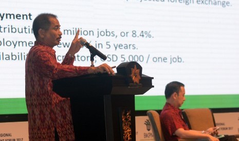 Menteri Pariwisata Arief Yahya (kiri) dan Kepala Badan Koordinasi Penanaman Modal (BKPM) Thomas Lembong (kanan) menghadiri Forum Investasi Regional 2017 di Nusa Dua, Bali, Kamis (23/2). 