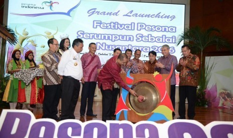 Menteri Pariwisata Arief Yahya memukul gong dalam peluncuran Festival Pesona Serumpun Sebalai Nusantara 2016