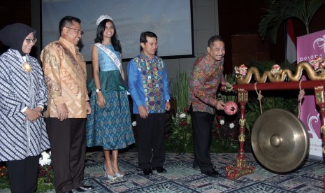 Menteri Pariwisata Arief Yahya memukul gong sebagai tanda peresmian Festival Nusa Penida 2015