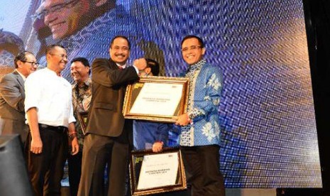 Menteri Pariwisata Arief Yahya menyerahkan piagam penghargaan Indonesia Marketing Champion kepada Bupati Banyuwangi Abdullah Azwar Anas