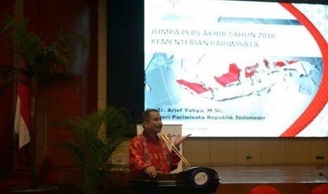 Menteri Pariwisata, Arief Yahya saat memberikan materi pada jumpa pers akhir tahun di Gedung Sapta Pesona, Jakarta, Rabu (21/12).