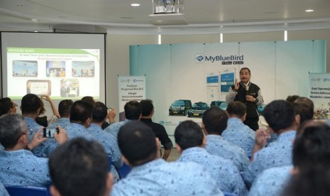 Menteri Pariwisata Arief Yahya saat memberikan pelatihan (Training of Trainer) program Wonderfu Indonesia Service Ambassador (WISA) bagi pengemudi Blue Bird