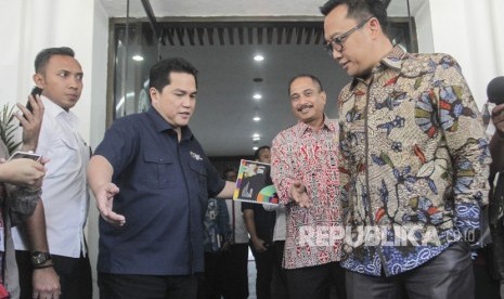 Menteri Pariwisata Arief Yahya (tengah) bersama Menteri Pemuda dan Olahraga Imam Nahrawi (kanan) dan Ketua Panitia Asian Games 2018 (Inasgoc) Erick Thohir (kedua kiri) bersiap memberikan keterangan kepada media seusai Rapat Tingkat Menteri yang dilakukan secara tertutup di kantor Kemenko PMK, Jakarta, Senin (30/4). 