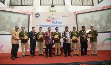 Menteri Pariwisata Arief Yahya (tengah) membuka secara resmi ajang Asia Tourism Forum (ATF) 2016 di Bandung, Jawa Barat