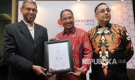 Menteri Pariwisata Arief Yahya (tengah), menerima sertifikat rating Global Muslim Travel Index (GMTI) 2018, yang diserahkan CEO CrescentRating & HalalTrip Fazal Bahardeen (kiri), disaksikan President Mastercard Indonesia, Malaysia dan Brunei Safdar Khan, di Jakarta, Rabu (11/4).