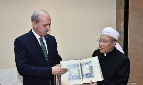 Menteri Pariwisata dan Budaya Turki Numan Kurtulmus (kiri) dan Mufti Shanghai Musa Cin. 