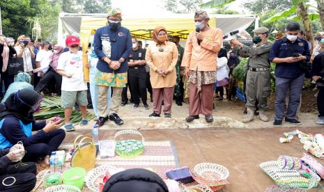 Menteri Pariwisata dan Ekonomi Kreatif (Manparkraf) Sandiaga Salahuddin Uno untuk pertama kali mengunjungi Desa Wisata Cikolelet, Kecamatan Cinangka, Kabupaten Serang, Sabtu (2/10). Kunjungan ini dalam rangka apresiasi karena Desa Cikolelet telah masuk 50 besar penilaian Anugerah Desa Wisata Indonesia. 