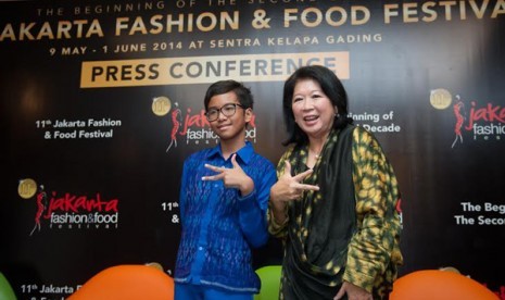 Menteri Pariwisata dan Ekonomi Kreatif Mari Elka Pangestu (kanan) dan desainer muda Rafi Ridwan (kiri) dalam acara Jakartra Fashion and Food Festival 2014, Ahad (18/5) di Jakarta. Mari Elka memuji kreativitas Rafi Ridwan yang masih berusia 11 tahun, namun 