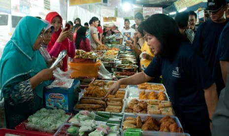 Menteri Pariwisata dan Ekonomi Kreatif Mari Elka Pangestu saat berkunjung dan berbelanja di pasar Ramadhan Bendungan Hilir, Jakarta Pusat, Senin (7/7).