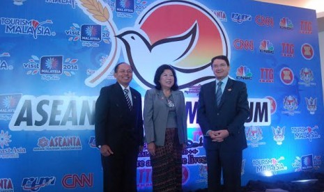 Menteri Pariwisata dan Ekonomi Kreatif (Mari Elka Pangestu) tengah bersama sekjen UNWTO dan Dubers RI untuk Malaysia di ajang ASEAN Tourism Forum di Kuching, Sarawak, Malaysia. Forum tersebut berlangsung pada 19-20 Januari 2014