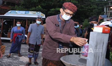 Menteri Pariwisata dan Ekonomi Kreatif (Menparekraf) Sandiaga Salahuddin Uno (kanan) mencoba fasilitas protokol kesehatan Pantai Pandawa, Badung, Bali, pekan lalu. Pemerintah terus mengupayakan strategi pemulihan pariwisata Bali.