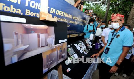 Menteri Pariwisata dan Ekonomi Kreatif (Menparekraf) Sandiaga Salahuddin Uno (kanan) mengamati desain revitalisasi toilet di Pantai Kuta, Badung, Bali, Rabu (17/3/2021). Kemenparekraf melakukan 