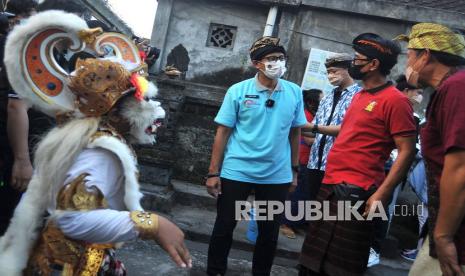 Menteri Pariwisata dan Ekonomi Kreatif (Menparekraf) Sandiaga Salahuddin Uno (tengah) berbincang dengan warga saat sosialisasi Anugerah Desa Wisata Indonesia 2021 di Kampung Wisata Banjar Tarukan, Desa Mas, Ubud, Gianyar, Bali, Rabu (26/5). Kantor Perwakilan Bank Indonesia (KPwBI) Provinsi Bali mendorong pemerintah dan pihak-pihak terkait menawarkan paket wisata premium untuk wisatawan Nusantara.