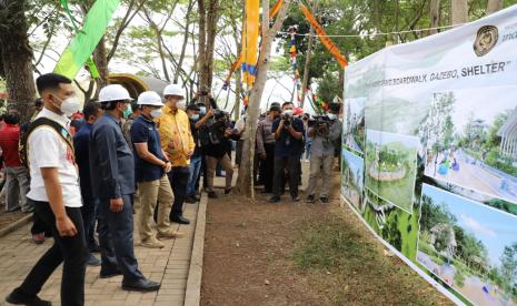 Menteri Pariwisata dan Ekonomi Kreatif (Menparekraf), Sandiaga Salahuddin Uno mengunjungi Desa Wisata Cangkuang, Kecamatan Leles, Kabupaten Garut, Ahad (22/8).