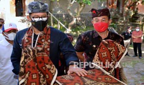 Menteri Pariwisata dan Ekonomi Kreatif (Menparekraf) Sandiaga Salahuddin Uno (kiri) 