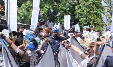 Menteri Pariwisata dan Ekonomi Kreatif (Menparekraf), Sandiaga Salahuddin Uno ketika mengunjungi kampung Blekok