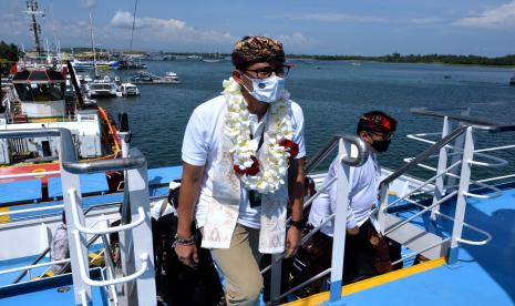 Menteri Pariwisata dan Ekonomi Kreatif (Menparekraf) Sandiaga Salahuddin Uno (kiri) dan Wakil Gubernur Bali Tjokorda Oka Artha Ardana Sukawati (kanan) meninjau fasilitas kapal saat peresmian pengoperasian KM Kirana VII di Pelabuhan Benoa, Denpasar, Bali, Sabtu (18/12/2021). KM Kirana VII akan melayani rute penyeberangan Surabaya-Lombok untuk mengembangkan sektor transportasi dan pariwisata termasuk untuk mendukung penyelenggaraan MotoGP di Sirkuit Mandalika tahun 2022.