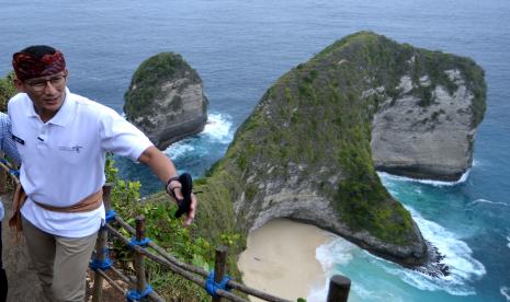 Menteri Pariwisata dan Ekonomi Kreatif (Menparekraf) Sandiaga Salahuddin Uno mengunjungi Pantai Kelingking, Nusa Penida, Klungkung, Bali, Sabtu (17/9/2022). 