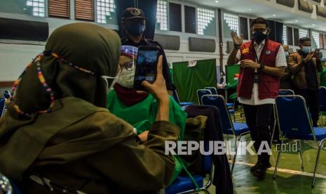 Menteri Pariwisata dan Ekonomi Kreatif (Menparekraf) Sandiaga Uno (kedua kanan) meninjau pelaksanaan vaksinasi bagi masyarakat dan pekerja pariwisata ekonomi kreatif di Sentra Vaksinasi STP Bandung, Jawa Barat, Sabtu (17/7/2021). Kementerian Pariwisata dan Ekonomi Kreatif menargetkan sedikitnya 90-95 persen dari 34 juta masyarakat pelaku dan pekerja pariwisata dan ekonomi kreatif se-Indonesia bisa terfasilitasi program percepatan vaksinasi COVID-19 sehingga pemulihan ekonomi di sektor tersebut segera tercapai.