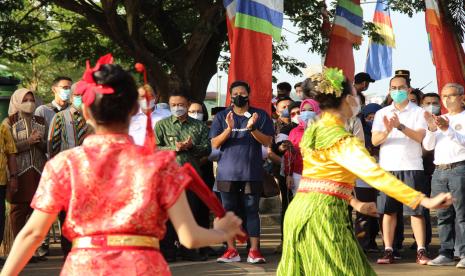 Menteri Pariwisata dan Ekonomi Kreatif (Menparekraf) Sandiaga Uno (keempat kanan). Sandiaga mengatakan Indonesia memiliki peluang mendatangkan 3,6 juta wisatawan mancanegara pada 2022 saat situasi pandemi Covid-19 secara umum berjalan kondusif.