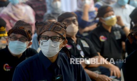 Menteri Pariwisata dan Ekonomi Kreatif (Menparekraf) Sandiaga Uno melihat presentasi Anugerah Desa Wisata Indonesia (ADWI) 2021 di Kampung Minang Nagari Sumpu, Kabupaten Tanah Datar, Sumatera Barat, Sabtu (28/8/2021). 