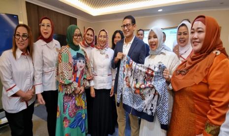 Menteri Pariwisata dan Ekonomi Kreatif (Menparekraf) Sandiaga Uno menghadiri talkshow bersama pengusaha fashion wanita Indonesia. Dalam talkshow bertajuk Bincang Bisnis Ciptakan Peluang Kolaborasi Sandiaga turut menggandeng Kamar Dagang dan Industri (KADIN) DKI Jakarta.