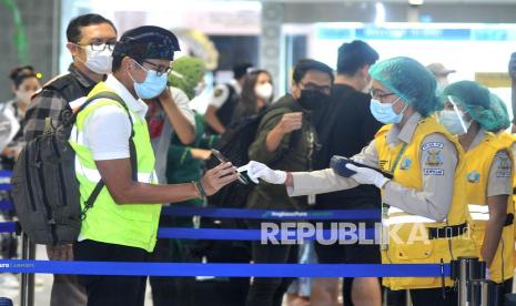 Menteri Pariwisata dan Ekonomi Kreatif (Menparekraf) Sandiaga Uno menunjukkan dokumen persyaratan kesehatan kepada petugas Kantor Kesehatan Pelabuhan (KKP) Kelas I Denpasar saat tiba di area Terminal Domestik Bandara Internasional I Gusti Ngurah Rai, Badung, Bali, Ahad (27/12/2020). Dalam kunjungan kerja pertamanya tersebut, Menparekraf meninjau dan memastikan penerapan protokol kesehatan pencegahan COVID-19 bagi para wisatawan yang tiba di Pulau Dewata melalui Bandara Ngurah Rai. 