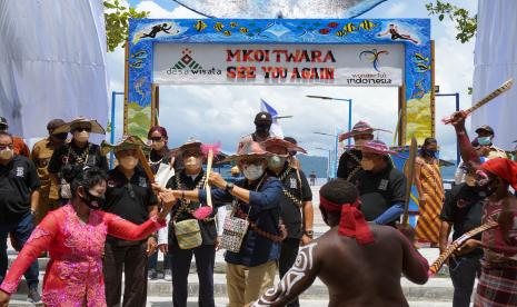 Menteri Pariwisata dan Ekonomi Kreatif (Menparekraf) Sandiaga Uno (tengah) menari tarian Cakalele bersama warga di Kampung Arborek, Kabupaten Raja Ampat, Papua Barat, Rabu (27/10/2021). Menparekraf Sandiaga Uno melakukan kunjungan ke salah satu desa nominasi 50 besar desa wisata terbaik da?am Anugerah Desa Wisata Indonesia (ADWI) 2021 sekaligus memberikan dukungan kepada Kabupaten Raja Ampat agar pariwisata di wilayah setempat kembali mendunia dan berkelanjutan. 