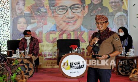 Menteri Pariwisata dan Ekonomi Kreatif (Menparekraf) Sandiaga Uno (tengah) memberikan motivasi kepada pelaku UMKM saat kunjungan kerja di ruang galeri Rumah Kreatif Nekno, Kota Baru, Jambi, Rabu (2/3/2022). Sandiaga mengapresiasi semangat pelaku UMKM di daerah itu yang tetap berinovasi dan mencoba bangkit di tengah pandemi COVID-19.