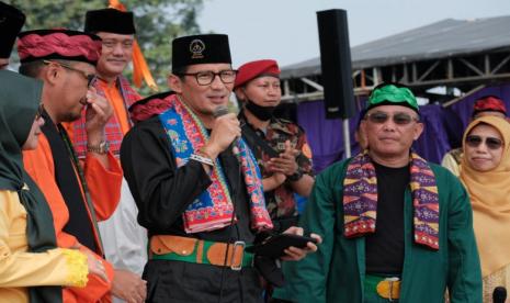 Menteri Pariwisata dan Ekonomi Kreatif Republik Indonesia Menparekraf Sandiaga Uno, didampingi Wali Kota Depok Mohammad Idris dan Wakil Wali Kota Depok Imam Budi Hartono di acara Lebaran Depok 2022, Ahad (5/6/2022)